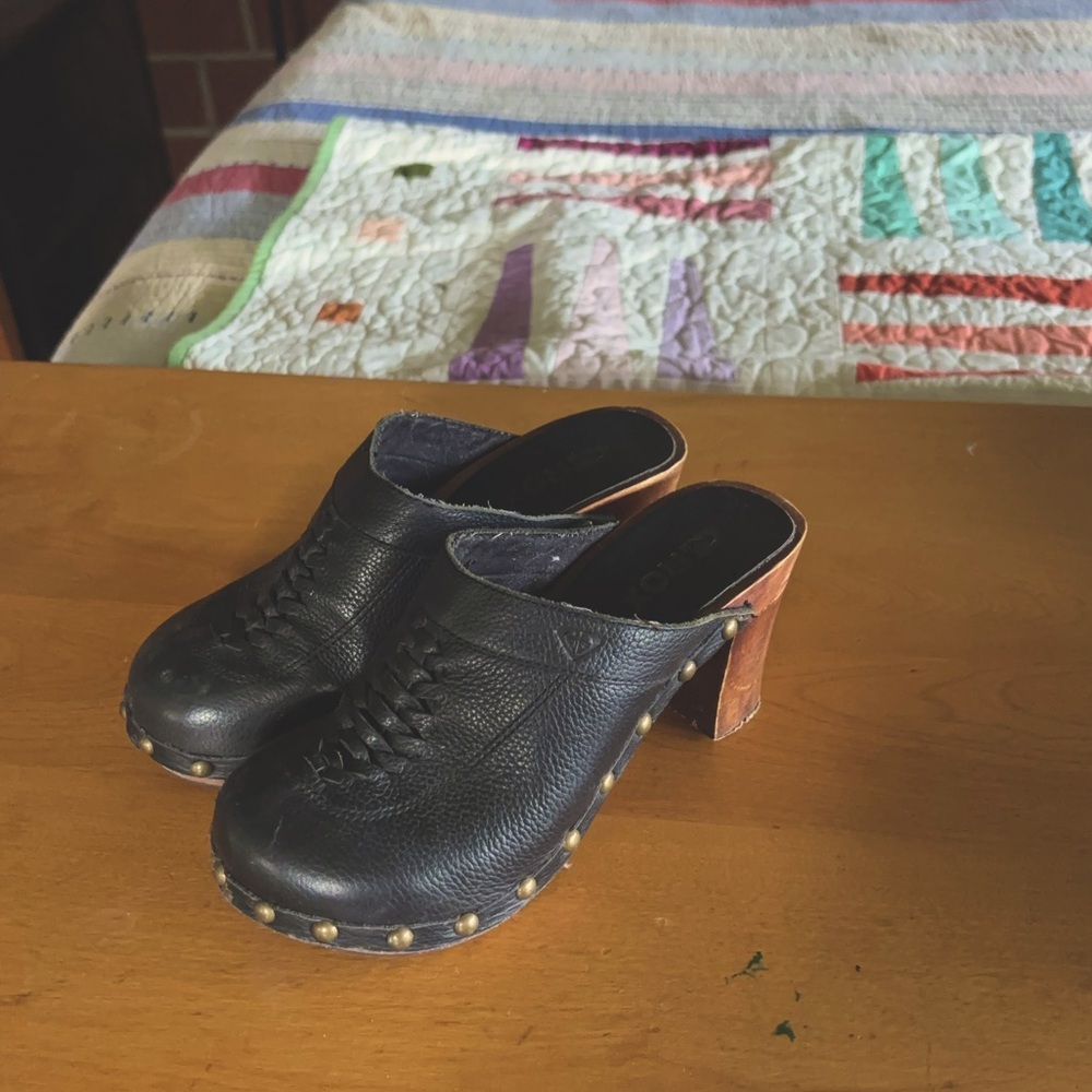 Roxy black leather clogs